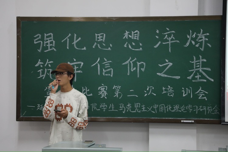 李浩研个人生活照2
