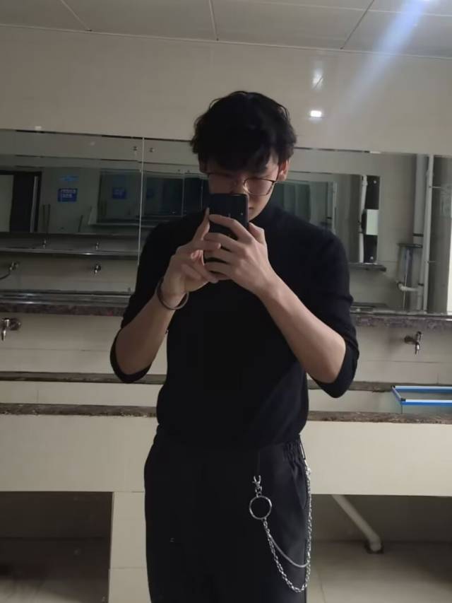 孙世一个人生活照1
