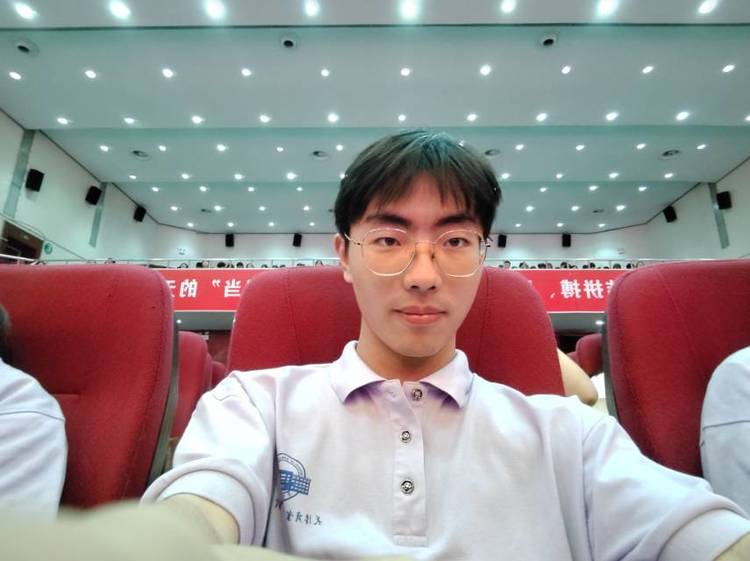 张明新个人生活照2