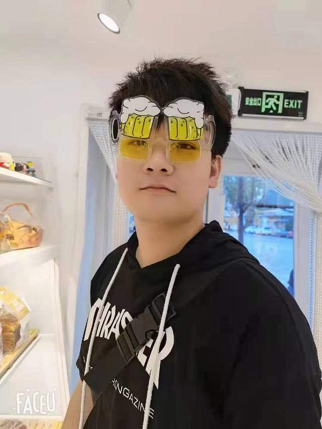 靖春博个人生活照1