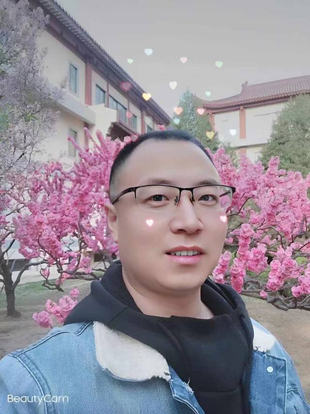 闫佳志个人生活照1